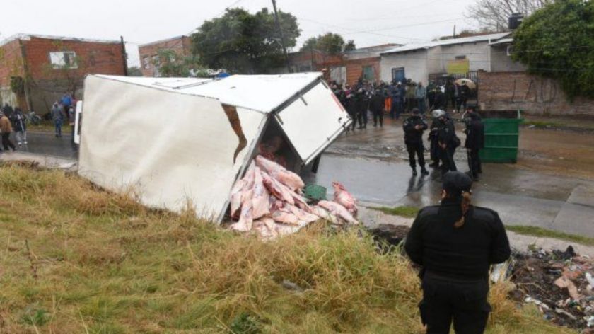 Volcó un camión con 7 mil kilos de carne y hubo enfrentamiento entre vecinos y policías