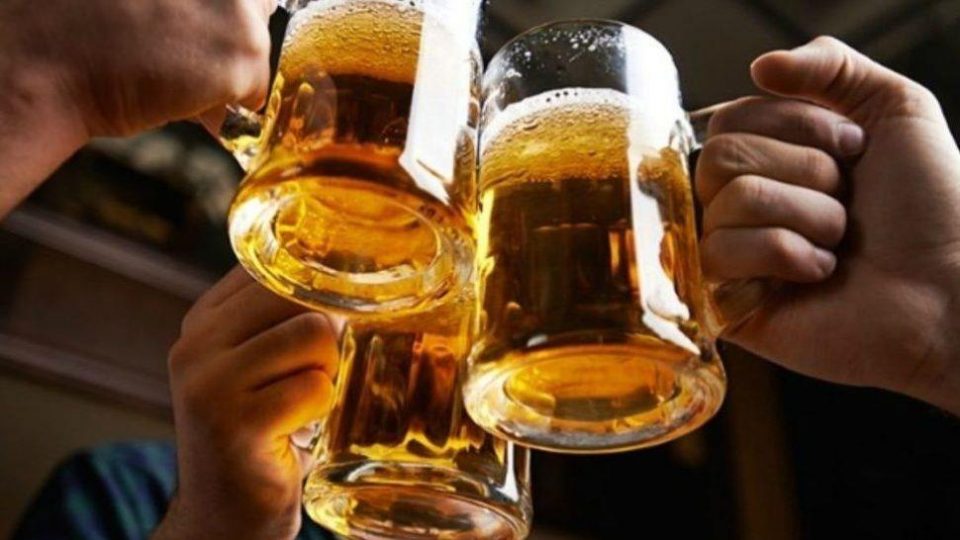 Recibió una invitación de casamiento y lo obligaron a llevar su propia cerveza