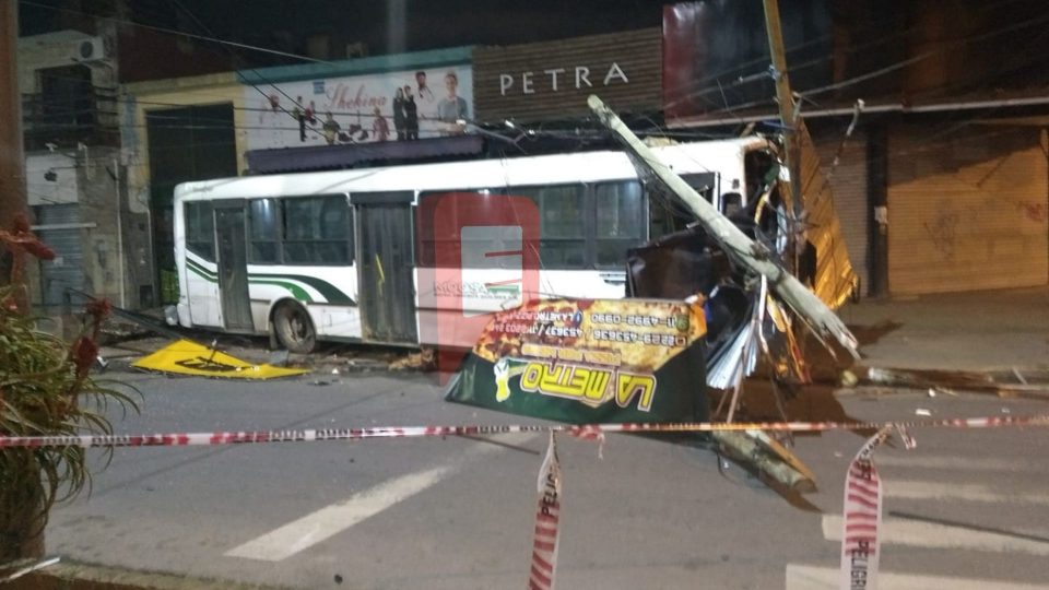 Dos jóvenes alcoholizados robaron un colectivo y terminaron enredados en los cables de luz