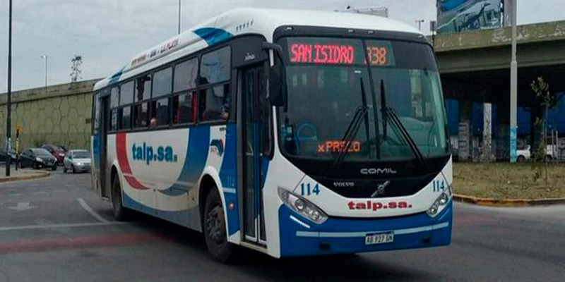 Quiso estacionar el colectivo en la terminal y chocó cuatro autos