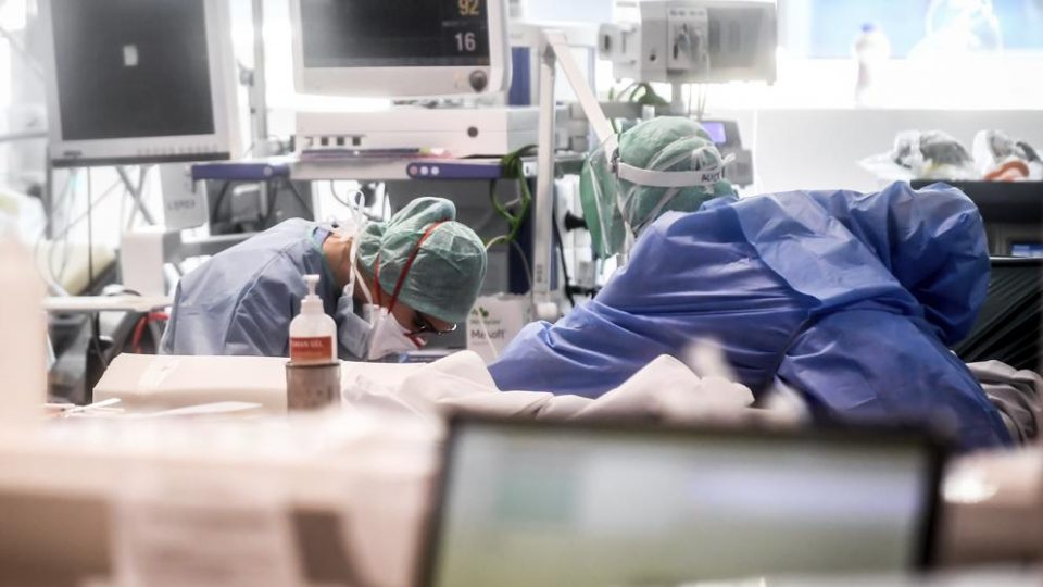 Un estudio comprobó la eficacia de un fármaco que reduce la muerte e intubación por coronavirus