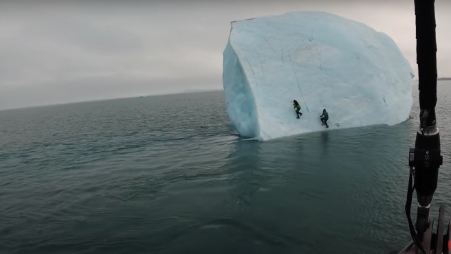 Video | Un iceberg cayó encima de dos exploradores cuando lo escalaban