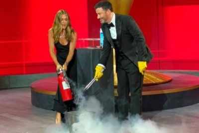 El blooper de los Emmy: Jennifer Aniston tuvo que apagar un incendio en el escenario en plena entrega de premios