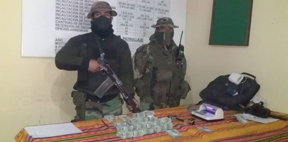 Detuvieron a un joven con 186 mil dólares intentando salir del país