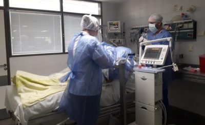 Le negaron una cama de hospital por tener 84 años y la familia le armó una terapia en casa: no pudieron salvarlo