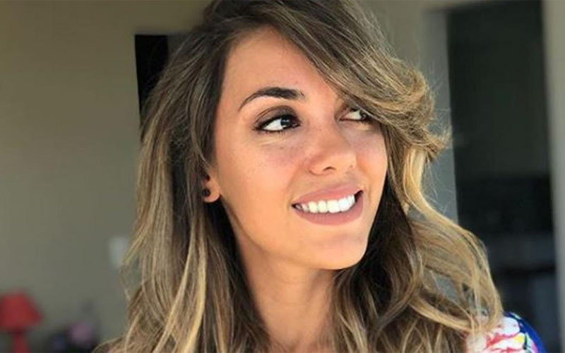 Con labios rojos y bucaneras, Floppy Tesouro posó en el sillón (y conquistó)