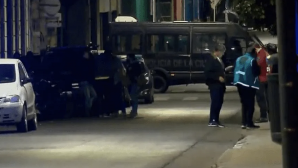 Un militar retirado se atrincheró en su casa y atacó a tiros a un policía