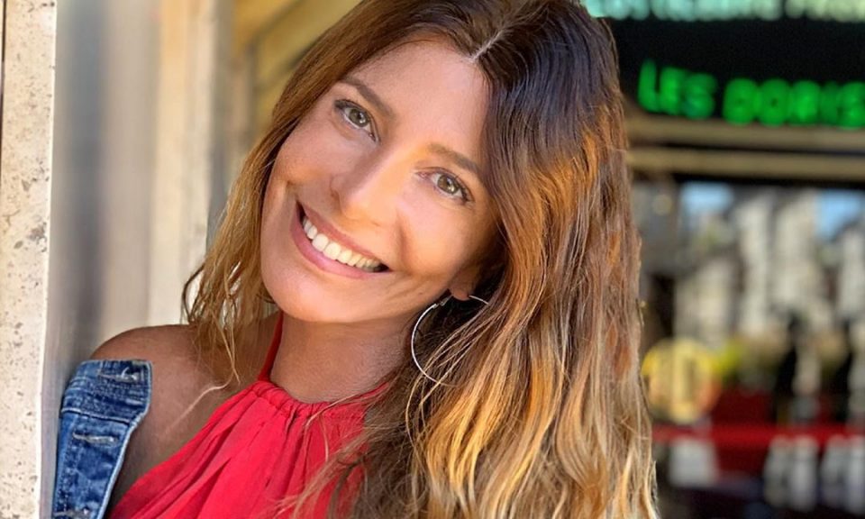 Mónica Ayos posó a contraluz dentro del mar: “No hay olas perdidas”