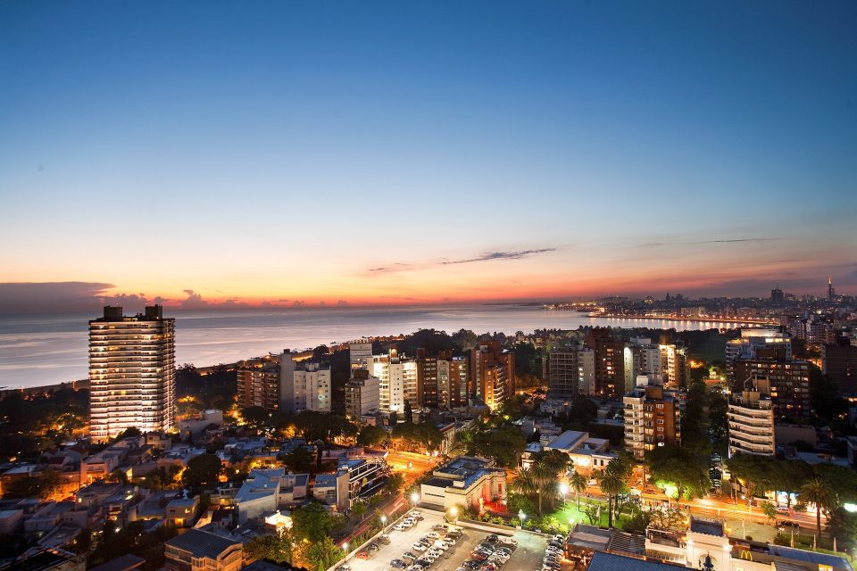 Uruguay: analizan reabrir el turismo a extranjeros y dejar entrar en auto desde Argentina