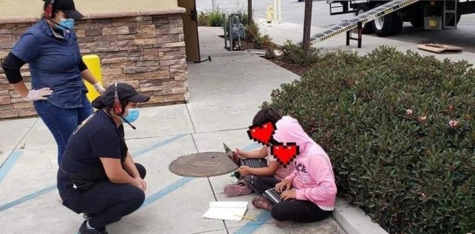 La conmovedora imagen de dos nenas que usan el WiFi de un restaurante para hacer la tarea