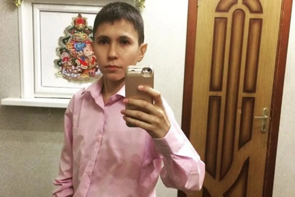 La historia de un hombre de 32 años que no envejece y parece un adolescente