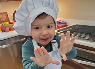 Video | Cade, el pequeño cocinero que enternece las redes al comer mientras cocina