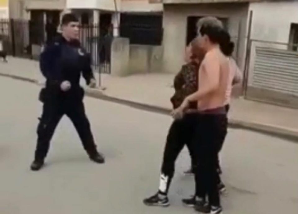 Video: se pelearon a golpes con un policía y hasta le quitaron el arma