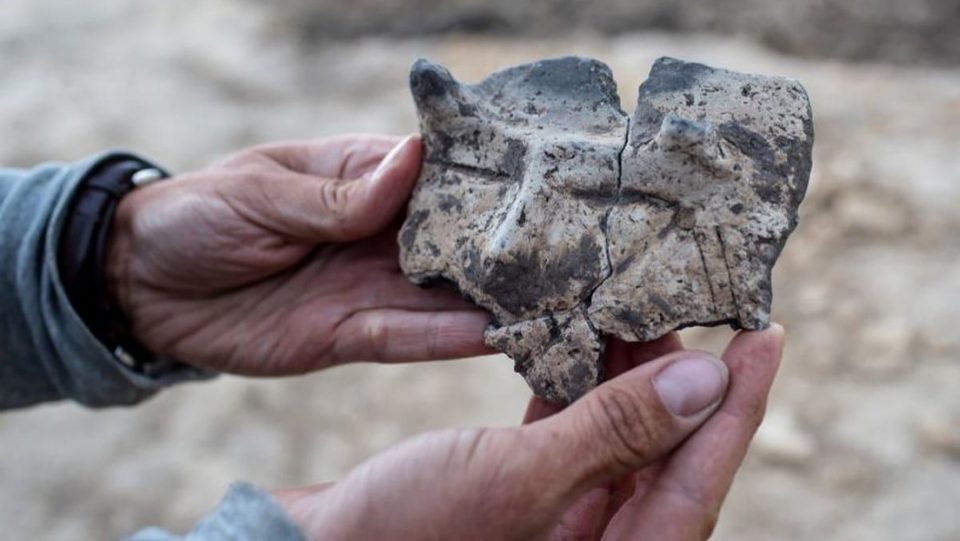 Encontraron un fragmento de un cuenco en un asentamiento de 7.000 años