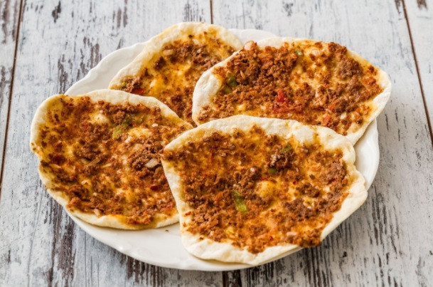 Lahmacun: cómo preparar la pizza turca sin queso pero cargadísima de sabor