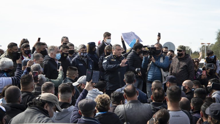Tras las protestas policiales, el gobierno de Axel Kicillof define un aumento salarial