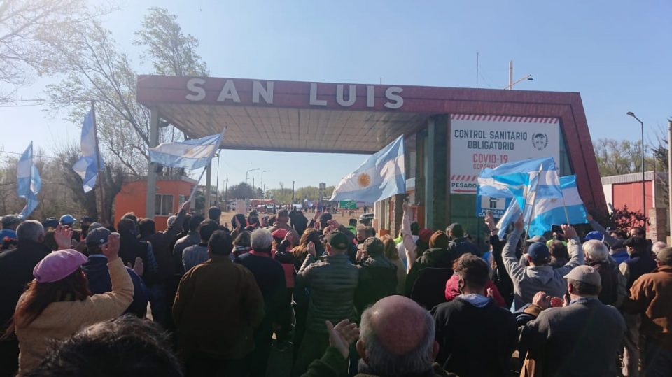 Bloqueos en San Luis: productores cordobeses protestaron para que se habilite la circulación