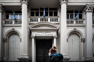 El Gobierno oficializó el recargo del 35% en la compra del dólar ahorro