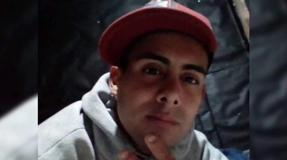 Asesinaron a un joven en la puerta de su casa para robarle el celular