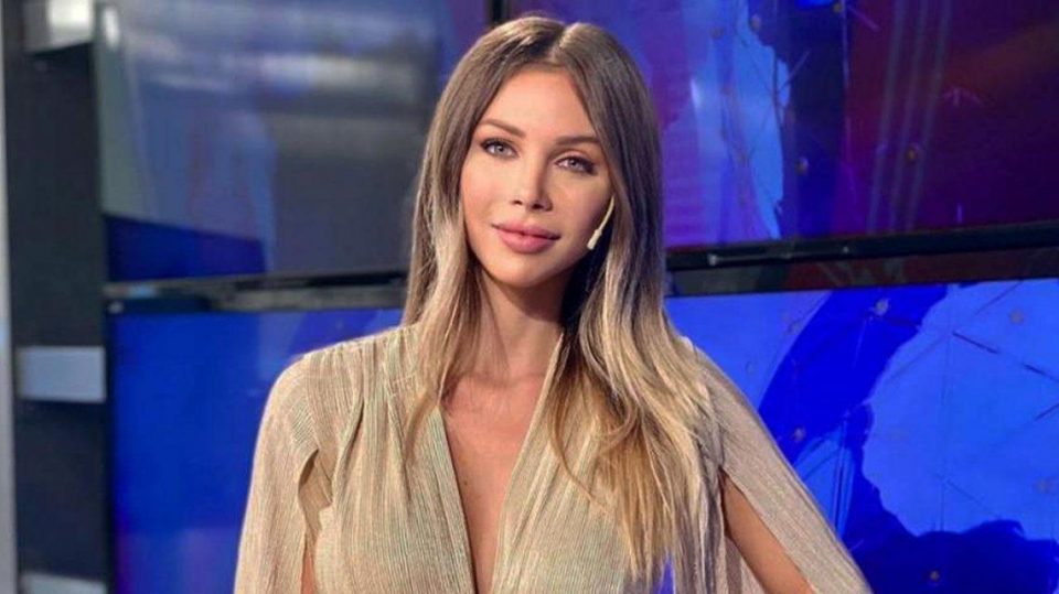 Romina Malaspina lució un original pijama animal print frente al espejo: “Está haciendo mucho frío”