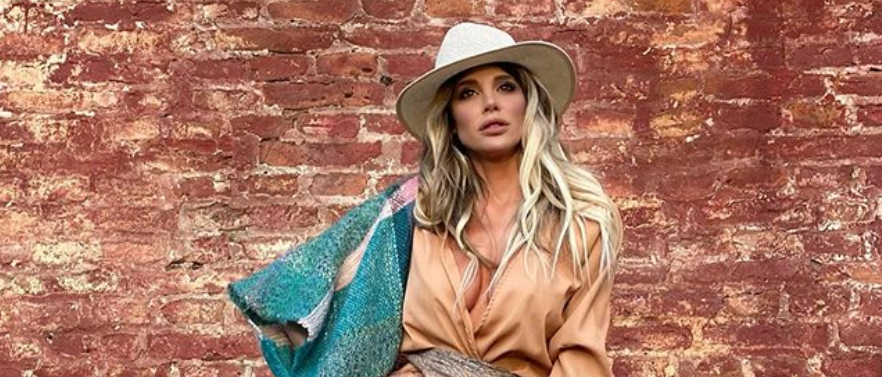 Stefy Xipolitakis simuló jugar al polo en ropa interior de cuero: “Todoterreno”