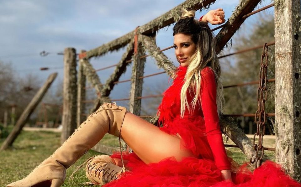 El look “campestre” de Stefy Xipolitakis que levantó temperatura y combatió el frío