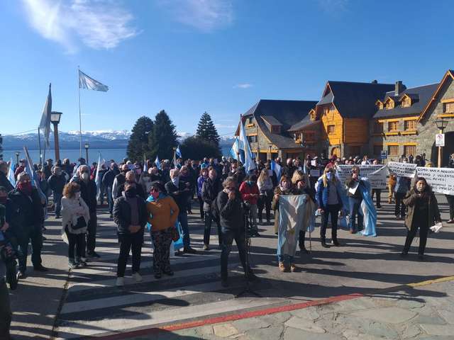 “Estamos en defensa de nuestros derechos constitucionales”: protesta de vecinos en Bariloche por la toma de tierras