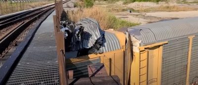 Video: el dramático choque de un tren que iba cargado de autos