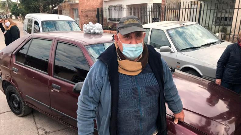 Le incendiaron el auto con el que trabajaba y los vecinos le compraron otro 