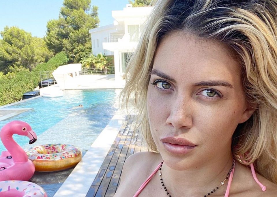 Wanda Nara lució una bikini negra en un yate: “La vida es pasajera”