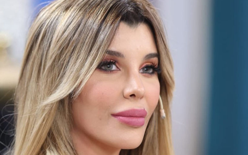En ropa interior (ínfima), Charlotte Caniggia posó frente al espejo