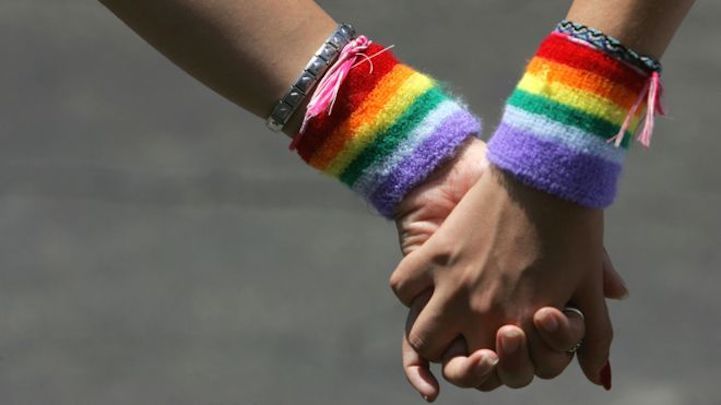 “¿Tengo que degollarte para que entiendas?”, la amenaza de un hombre a su hija tras reconocerse como lesbiana