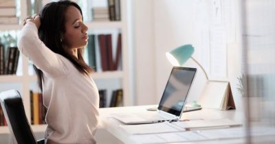 5 ejercicios simples para relajar (y estirar) la espalda