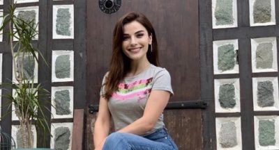 Asude Unsalan de “Fatmagul” deslumbró con su sonrisa y un velo