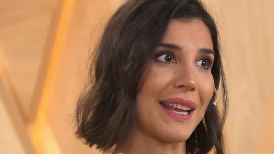 En el Día de la Lealtad, Andrea Rincón sorprendió a sus seguidores con unas particulares ojotas