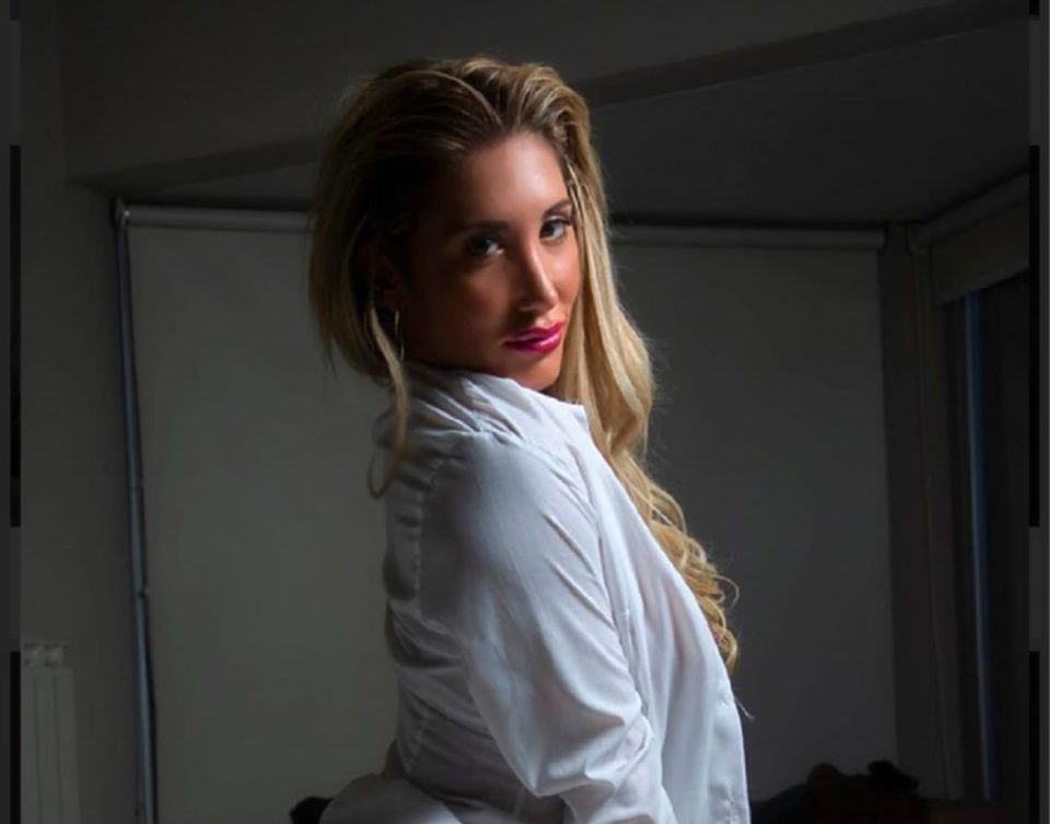 Top, jean y piel: Ayelén Paleo y un look más que primaveral