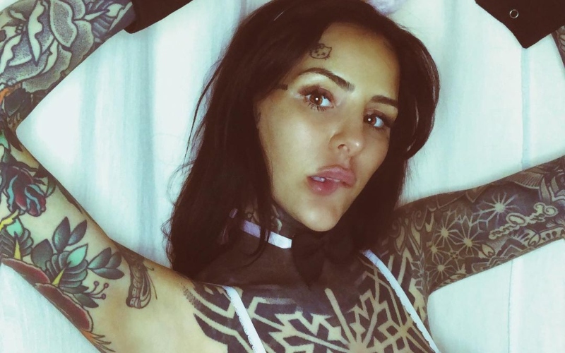 Cande Tinelli posó con una trikini de color blanco: “Acá tranca”