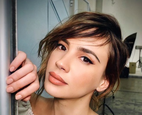 Celeste Cid posó sin ropa entre plumas violetas y enamoró