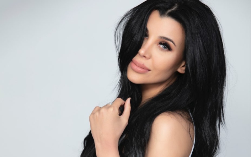 En bata y sin ropa interior, Charlotte Caniggia se sometió a un tratamiento hidratante