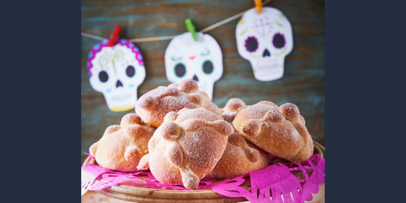 Qué es y cómo preparar el “pan de muerto”, una receta tradicional mexicana