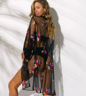 De espalda y en bikini: Rocío Guirao Díaz lució un kimono (con transparencias) de cara al verano
