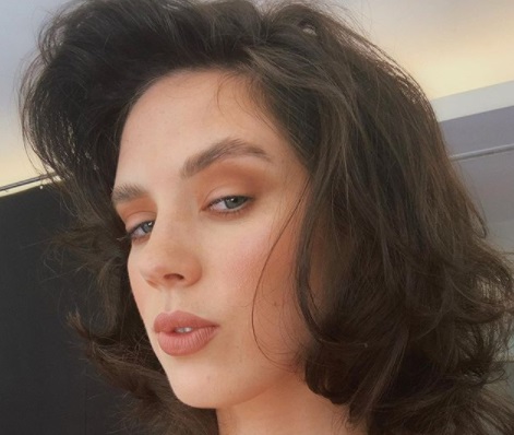 Al filo de la censura, Delfina Chaves posó con una bikini desabrochada