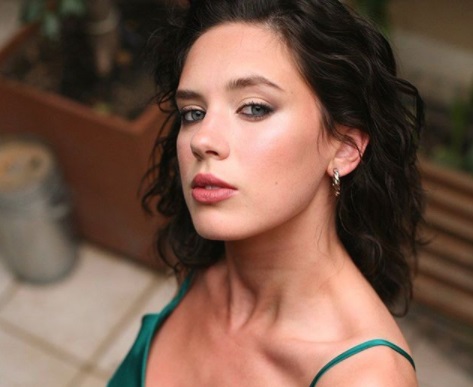 Con camisa abierta, Delfina Chaves posó frente al espejo