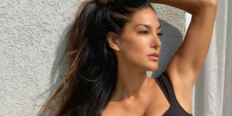 En micro bikini, Silvina Escudero posó agarrada de unas rejas: “¡Guardias!”