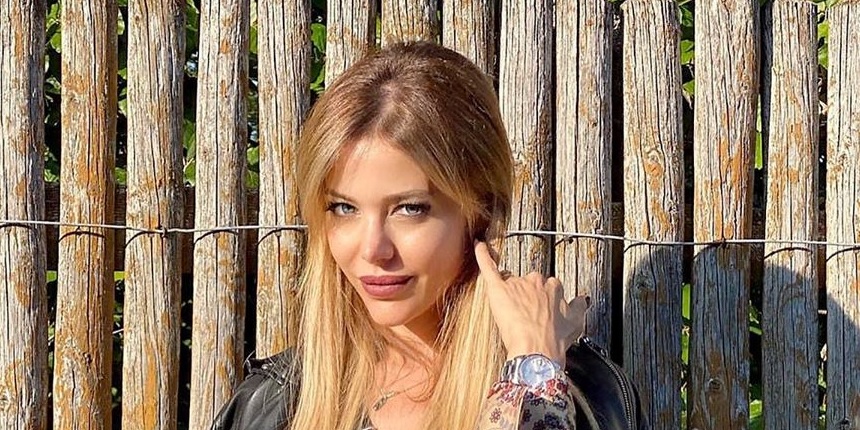 Evangelina Anderson celebró la llegada del domingo con espiritualidad y escote
