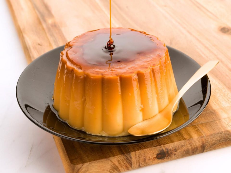Flan casero con caramelo: una receta rica y salvadora (extremadamente fácil)