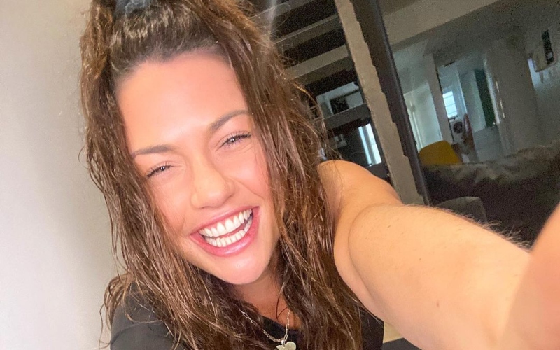 Sofía Jujuy Giménez lució una musculosa animal print en el jardín