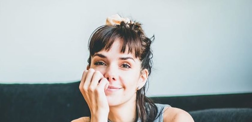 Cavada y relajada, la pose de Julieta Nair Calvo en malla enteriza