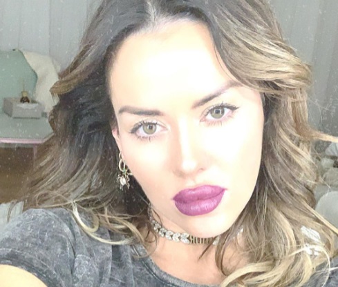 En musculosa y bombacha, Karina Jelinek posó de espalda