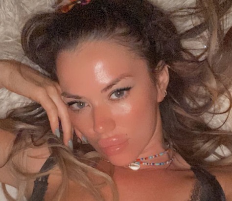 En bikini rosa, Karina Jelinek sedujo a la primavera con una selfie